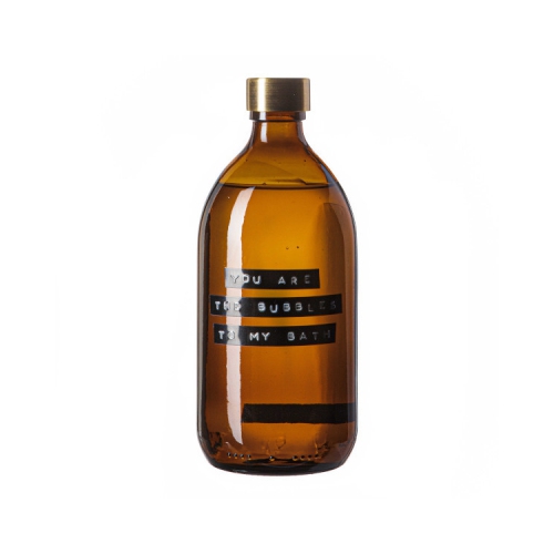 Heerlijke badzeep in bruin glas met messing dop gevuld met badzeep in de geur van bamboe. In combinatie met de leuke tekst 'you are the bubbles to my bath' een te gek cadeau!
