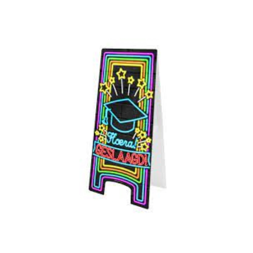 Onze Neon Warning Signs zijn erg leuk om tijdens een (thema) feestje voor de deur of in een zaal te zetten, zodat iedereen weet dat er een feestje is! Deze Neon Warning Sign met Geslaagd is gemaakt van stevig karton en heeft een afmeting van 58x26 cm
