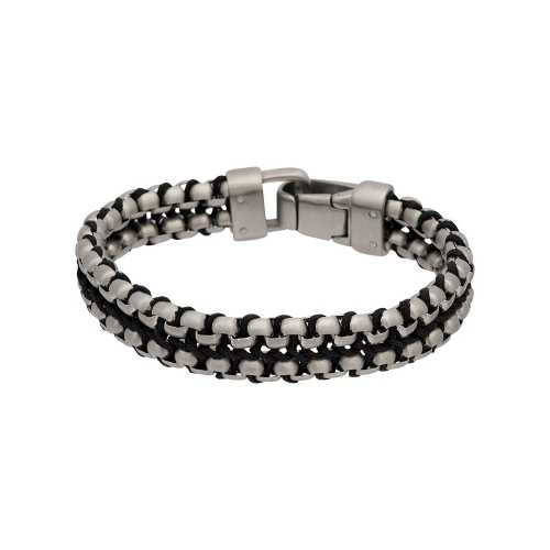 iXXXi armband uit de Men collectie met een metalen band en leren details. Deze armband is verkrijgbaar in twee lengtematen, maat 21 cm en maat 22 cm.