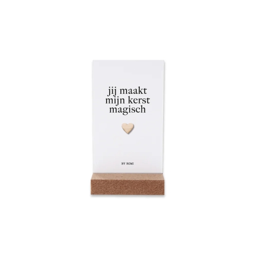 De wensdoosjes van By Romi zijn gevuld met een kaartje en een kaartenstandaard. Het kaartje is voorzien van een houten hartje. Op de achterzijde van het kaartje is ruimte voor een lief persoonlijk tekstje.

Afmeting doosje: 11 x 6,5 x 2 cm