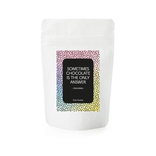 In deze mooie witte glimmende stazak van By Romi zitten heerlijk Tony Chocolonely chocolaatjes.