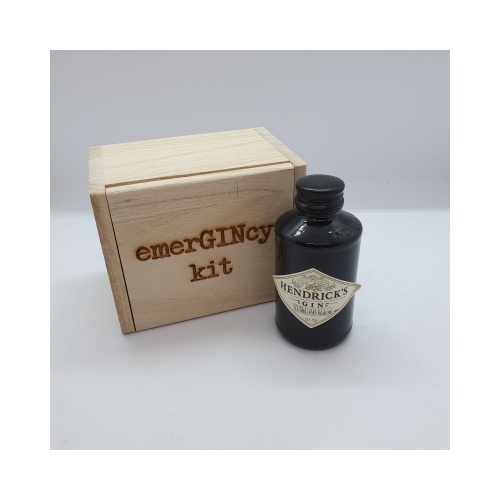 Prachtige houten box met opdruk GIN EmerGINcy!!
Inhoud, houtsnippers met klein flesje Gin.