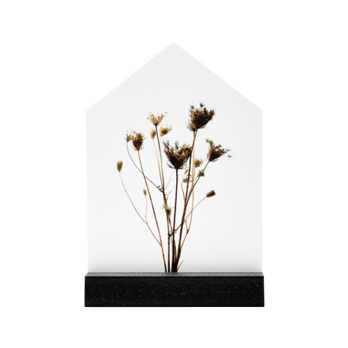 Op zoek naar een leuk cadeautje om iemand heel veel beterschap te wensen? Dit leuke huisje met droogbloemen is een super leuk woonaccessoires om te geven. Op het huisje staan droogbloemen. Het huisje wordt geleverd met een zwarte MDF-standaard.