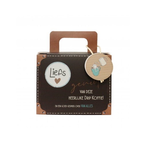 Een origineel KADO ? Met dit KOFFERTJE koffie verwen je jezelf of de ontvanger met 10 zakjes dripkoffie en een goed gesprek.
Koffie brengt mensen samen. En daar worden wij blij van.
Elkaar aandacht geven, er voor elkaar zijn en echt luisteren.