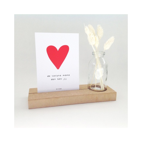 Deze Memory Shelf van By Romi biedt een bijzondere manier om je kaart met een persoonlijke tekst een mooi plekje te geven.