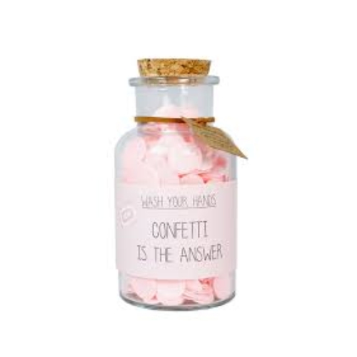 Iedereen wordt blij van deze handzeep in de vorm van confetti! Het werkt simpel; je strooit 1 of 2 confettiblaadjes op je hand en wast je handen onder de kraan. De confetti zal gaan schuimen en oplossen zoals normale zeep.