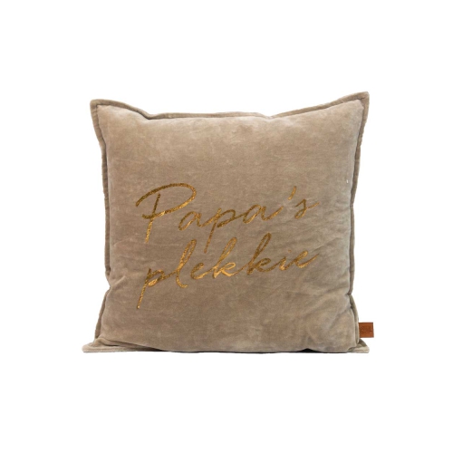 Natuurlijk heeft jouw papa een eigen plekje op de bank. Dit kussen helpt iedereen daaraan herinneren. Bovendien een superleuk cadeau voor je vader. Hij wordt er blij van.

Kleur: Gouden letters, Kiezel
Maat: 50×50 cm
Materiaal: Velvet