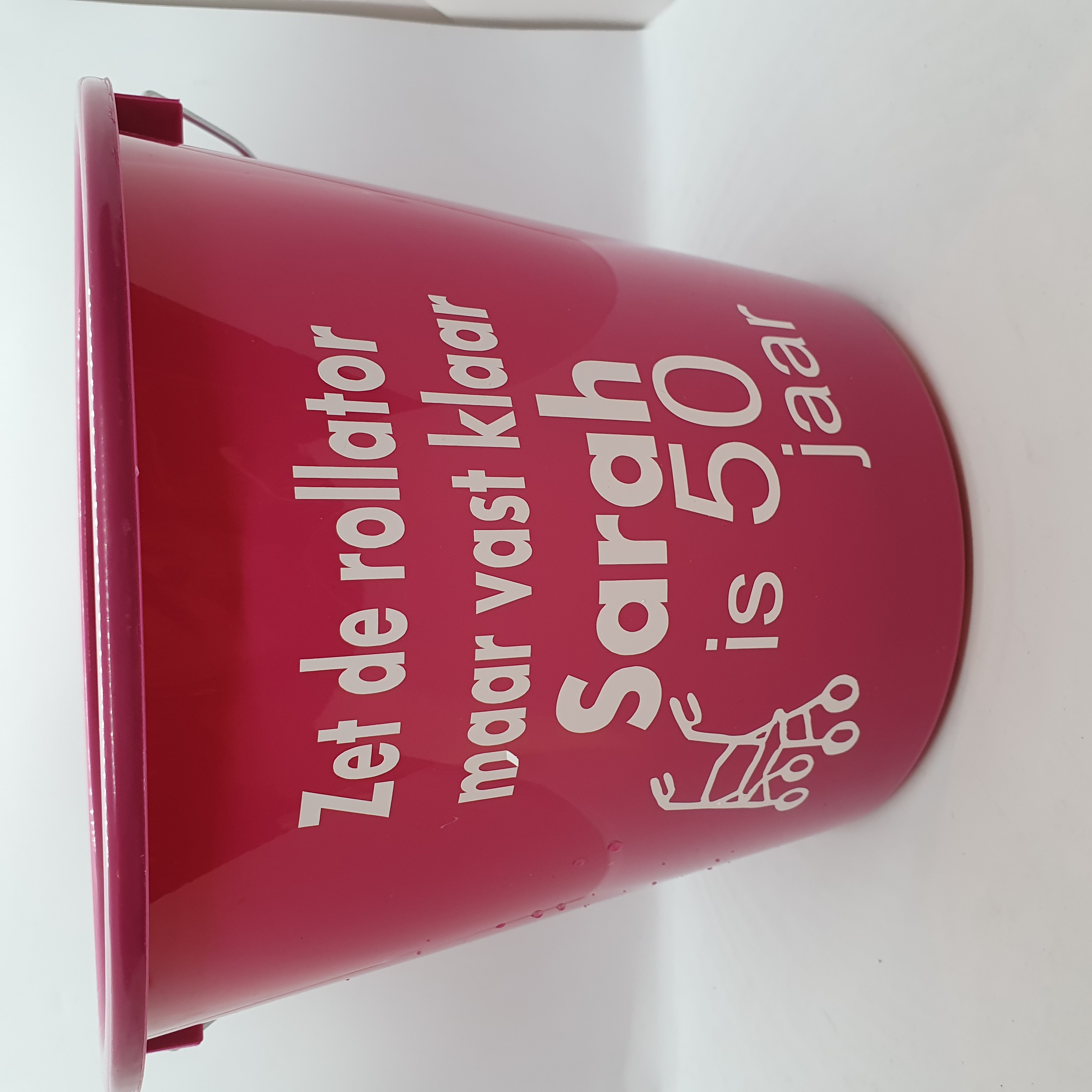 Verpak je cadeautjes leuk in deze geweldige Cadeau Emmer!!
Zoveel combinaties mogelijk. 
Op aanvraag eigen tekst opdruk mogelijk. kleur Assorti