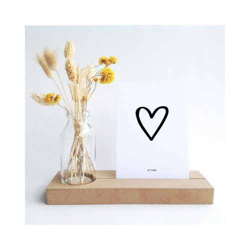 Deze Memory Shelf van By Romi biedt een bijzondere manier om je kaart met een persoonlijke tekst een mooi plekje te geven. Op deze kaart staat; wat je in je hart bewaart, raak je nooit meer kwijt. 
Droogbloemen zijn niet inbegrepen.