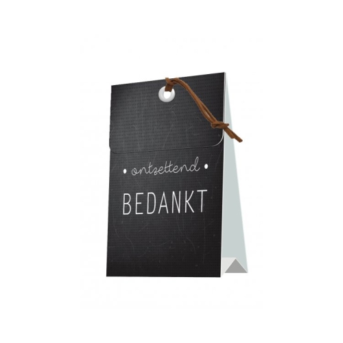 Nieuwe WensGeurzak, 24 superleuke afbeeldingen met achterop de mogelijkheid een mooie wens te schrijven
De WensGeurzak wordt geleverd met een bruin suède koordje en een losse kraftenveloppe
Afmeting van de geurzak is 14,5 cm hoog en 12 cm breed.