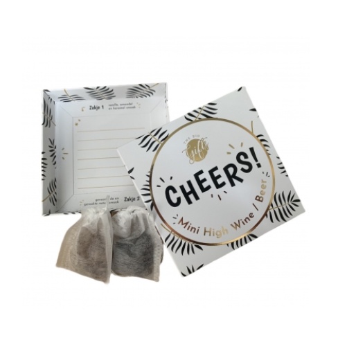 Heel Bijzonder: een kaart en cadeau in een luxe doosje. Tijd voor een borrel! Cheers.

Doosje Cheers!, in de deksel kun je een lieve boodschap opschrijven! 

Thuis genieten van een mini high wine-beer? Deze zakjes laten je op een leuke manier kennis m