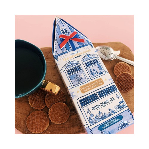 Je favoriete Nederlandse snoepjes als thee! We lieten ons inspireren door ons lievelingssnoep en maakten deze heerlijke theetjes: wel de smaak, maar niet de calorieën. In het doosje vind je de thee in onze 100% composteerbare verpakking én thee infuser!