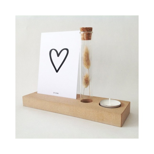 Deze Memory Shelf van By Romi wordt geleverd met een vaasje inclusief droogbloemen. Op de achterzijde van de kaart kan een lief berichtje worden geschreven.