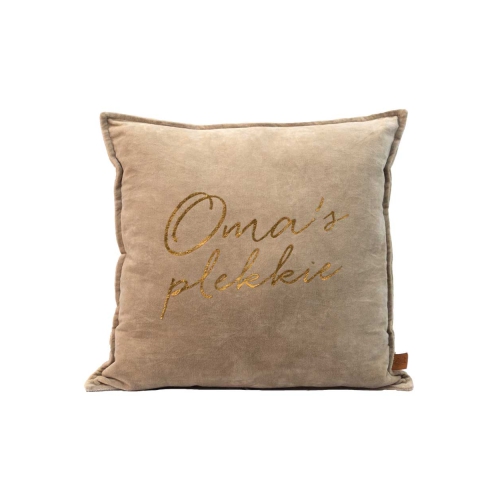 Natuurlijk heeft jouw oma een eigen plekje op de bank. Dit kussen helpt iedereen daaraan herinneren. Bovendien een superleuk cadeau voor je oma. Zij wordt er blij van.

Kleur: Gouden letters, Kiezel
Maat: 50×50 cm
Materiaal: Velvet