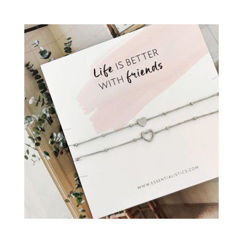 Een kaartje met de tekst "Life is better with friends". Deze kaart is voor armbanden en er passen maximaal 4 armbanden op één kaart. We hebben lijnen op de kaartjes gezet zodat je weet waar de armbanden moeten komen.