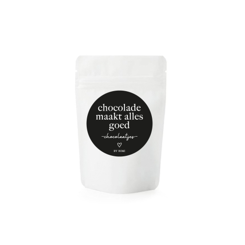 In deze mooie witte glimmende stazak van By Romi zitten heerlijk Tony Chocolonely chocolaatjes.