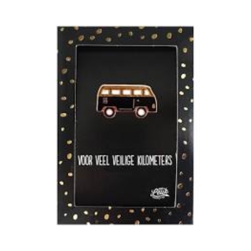 Hoe grappig is deze pin? Een origineel cadeautje voor iemand die geslaagd is voor het rijbewijs of een nieuwe auto heeft met de tekst  ”voor veel veilige kilometers”.  Hoe leuk is dit om te geven en te laten zien dat je er aan hebt gedacht!