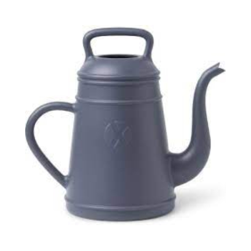 Davy Grosemans (B) heeft een verrassend en tevens functioneel product gecreëerd met deze Xala gieter in de 12 liter uitvoering in deze mooie warme kleur.. Door het opnieuw schalen van een alledaags en typisch object.