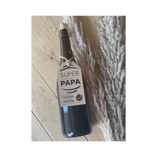Pils is het meest gedronken alcoholische drank ter wereld. 
En daarom het ultieme cadeau voor mannen! 
Een grote fles pils met een stoer label of etiket mag niet ontbreken! Proost!
De fles heeft een inhoud van 75 cl.