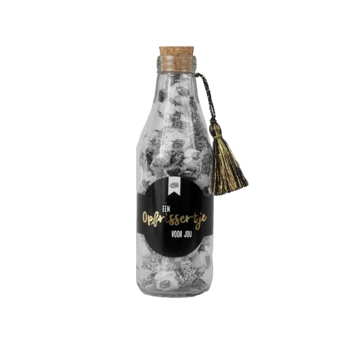 Wie kan er volgens jou een opfrissertje gebruiken, zit je in een dipje of gaat het even niet zoals je hoopt. Fris diegene op met deze fles gevuld met zwart wit dropballetjes!