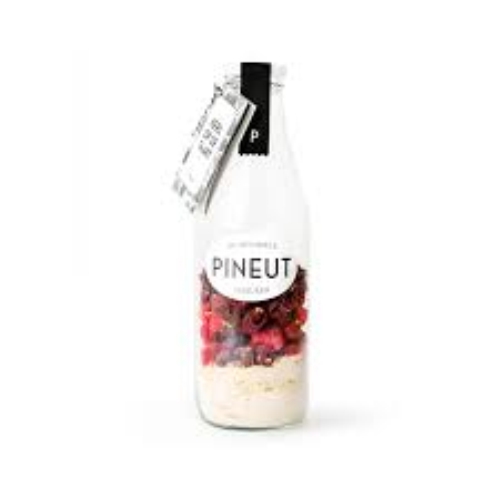 In de bossen van Nederland en België groeien wilde aardbeien. Al eeuwenlang. Deze wilde dame is er vol van en komt helemaal los met verse munt en jonge jenever. Wees op je hoede want ze is gevaarlijk. Ze drinkt zó lekker weg.