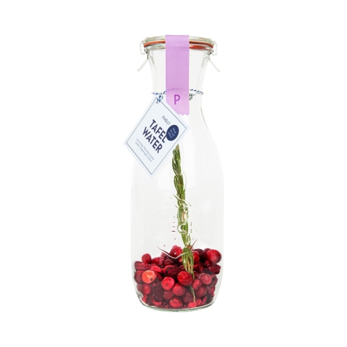 Feestelijk genieten met fruitwater van Pineut. De fris zure cranberries en kersen zorgen samen met de kruidige rozemarijn voor een mooi geheel. Heerlijk fris genieten en een feestje om op tafel te zetten.