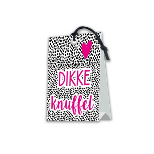Nieuwe WensGeurzak, 12 superleuke afbeeldingen met achterop de mogelijkheid een mooie wens te schrijvDe WensGeurzak wordt geleverd met een bruin wit of zwart suède koordje en een losse kraftenveloppe
Afmeting van de geurzak is 14,5 cm hoog en 12 cm bree