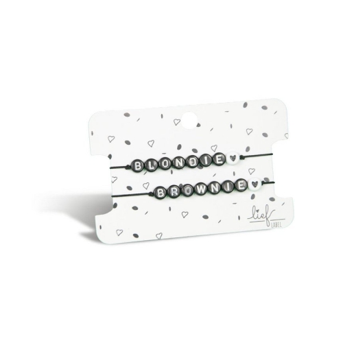 Super lieve, elastische armbandjes voor een Blondie en een Brownie! Het armbandje is zelf gemakkelijk te verstellen in maat d.m.v. een verschuifbaar kraaltje aan de onderkant. Daardoor past iedereen deze!