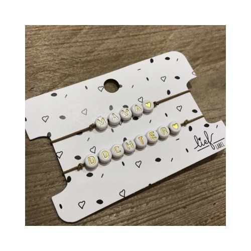 Set van twee beige armbandjes met de teksten Mama & Dochter. Super leuk om samen te dragen. Armbandjes zijn gemaakt van elastiek dus mogelijk voor elke pols. Daarbij zijn deze evt. zelf te stellen d.m.v. een verstelbaar kraaltje aan de onderkant.