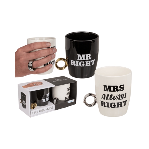 Voor een bekvechtend stel. Ring-mok, til de mok op en doe de ring om je ringvinger, net een echt getrouw stel!!

In mooie cadeauverpakking.