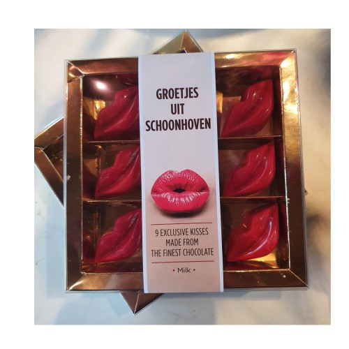 9 Exclusieve rode Kusjes gemaakt van de allerbeste chocolade.
Verpakt in mooie gouden cadeau doos,