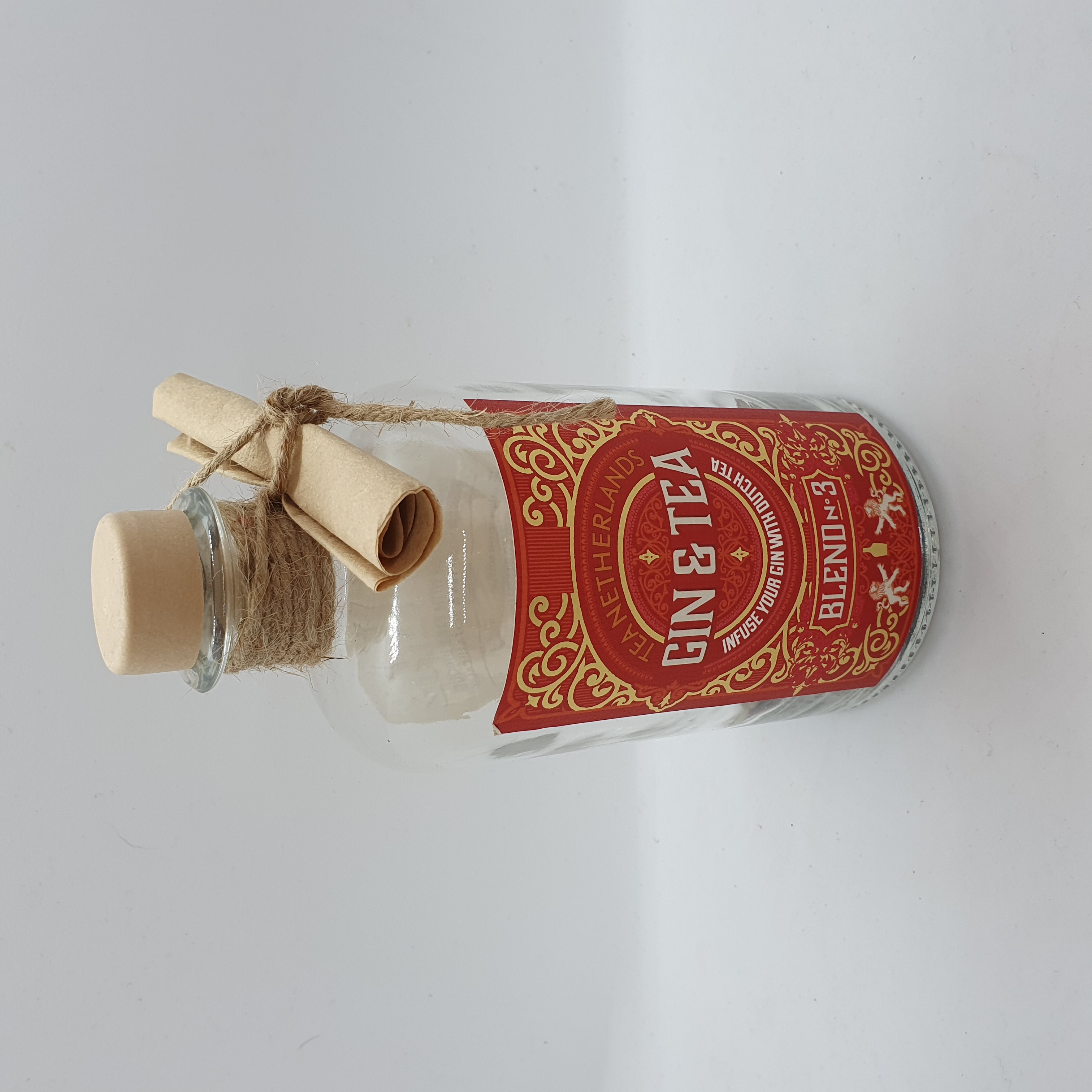 Maak je eigen Herbal of Botancal infused gin!
Easy met deze thee mix in prachtige fles.
Vul de fles met een gewone dry gin en laat de thee een nachtje zijn werk doen.
Et voila! Een prachtige rood gekleurde gin!



Giet door een zeefje in je glas.