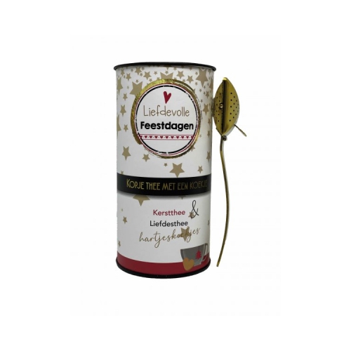 De warmte van thee met een lekker koekje,  met zorg gemaakt, met liefde gegeven. 
Inhoud 2 zakjes met 20 gram thee, 50 gram hartjeskoekjes of boterwafeltjes, theeleutlepel. Voor meerdere kopjes thee.