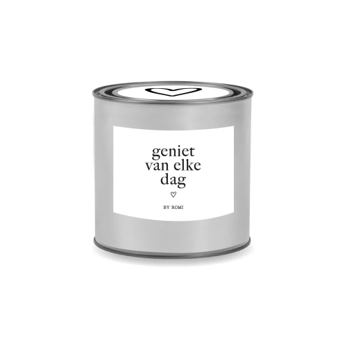 Dit kaarsje van By Romi is handgegoten en komt in een mooi blikje inclusief deksel. De kaars brand rustig en heeft een witte kleur.

Als onze wenskaarsjes worden door ons zelf met veel liefde geproduceerd in eigen huis.

Afmeting kaarsje: 7,5 x 8 cm /