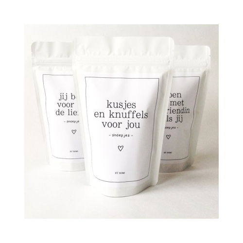 Deze zwart witte snoepzakken van By Romi zijn gevuld met 200 gram lekkere fruitsnoepjes in diverse smaken.

Afmeting: 20 x 13 x 7 cm
