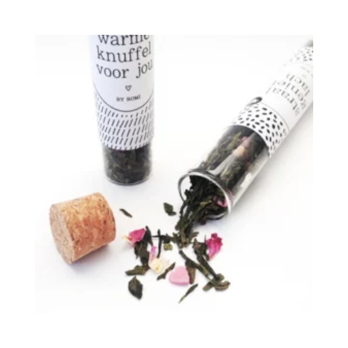 Deze leuke glazen vaasjes van By Romi zijn gevuld met heerlijke verse thee.

Groene thee met suikerhartjes. De rozenblaadjes en rozenknopjes maken van deze thee een zoet en bloemig genot. Lekker om jezelf mee te verwennen na een zware dag!