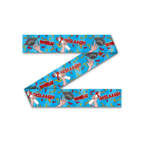 Deze rollen Party tape Geslaagd voor school van Paper Dreams zullen het zeker goed doen in uw winkel. Deze feestelijke tape met vlaggetjes zijn namelijk te krijgen voor elk soort feestje!