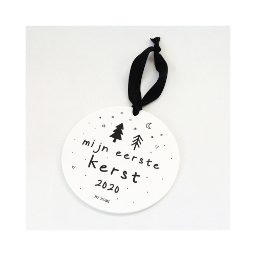 Een leuke hanger van By Romi met de tekst 'Mijn eerste kerst 2020'. Een leuke blijvende herinnering.

Inclusief zwart satijn ophanglintje.

Afmeting: 12 x 12 cm