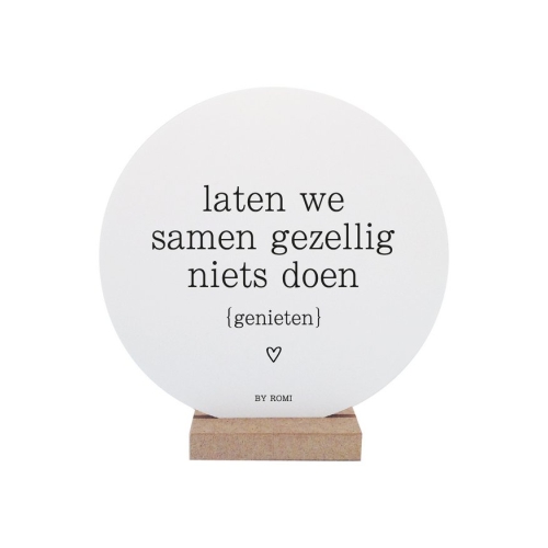 De wooncirkels van By Romi zijn gemaakt van 3mm forex. Forex heeft een speciale schuimkern en is zeer sterk, maar toch enigszins buigzaam. De cirkels worden geleverd met een houten standaard.
Afmeting cirkel: 14 cm