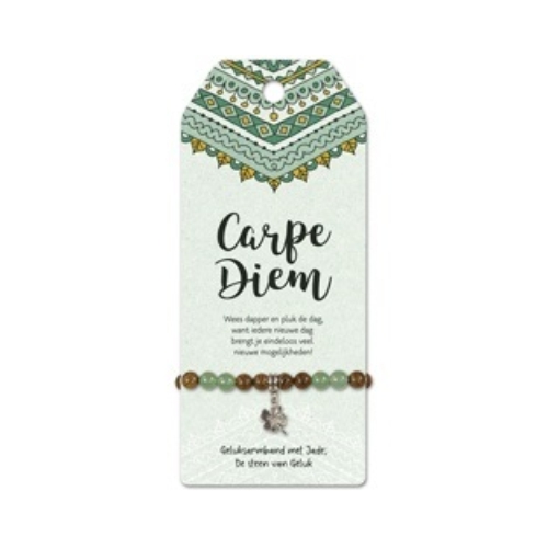Een serie armbandjes met echte edelstenen, houten kraaltjes en lieve kleine bedeltjes, gecombineerd met persoonlijke complimenten: de Vriendschapsarmband. Een armbandje wat pas écht een persoonlijk sieraad is.