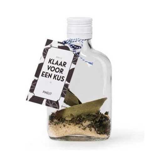 Wist je dat Klaar voor een Kus van Pineut heel veel weg heeft van de wereldberoemde limoncello? Deze Italiaanse likeur doet het altijd geweldig na een etentje of op een zomerse dag. Serveer hem ijs- en ijskoud en waan je eventjes op een terras in Florence