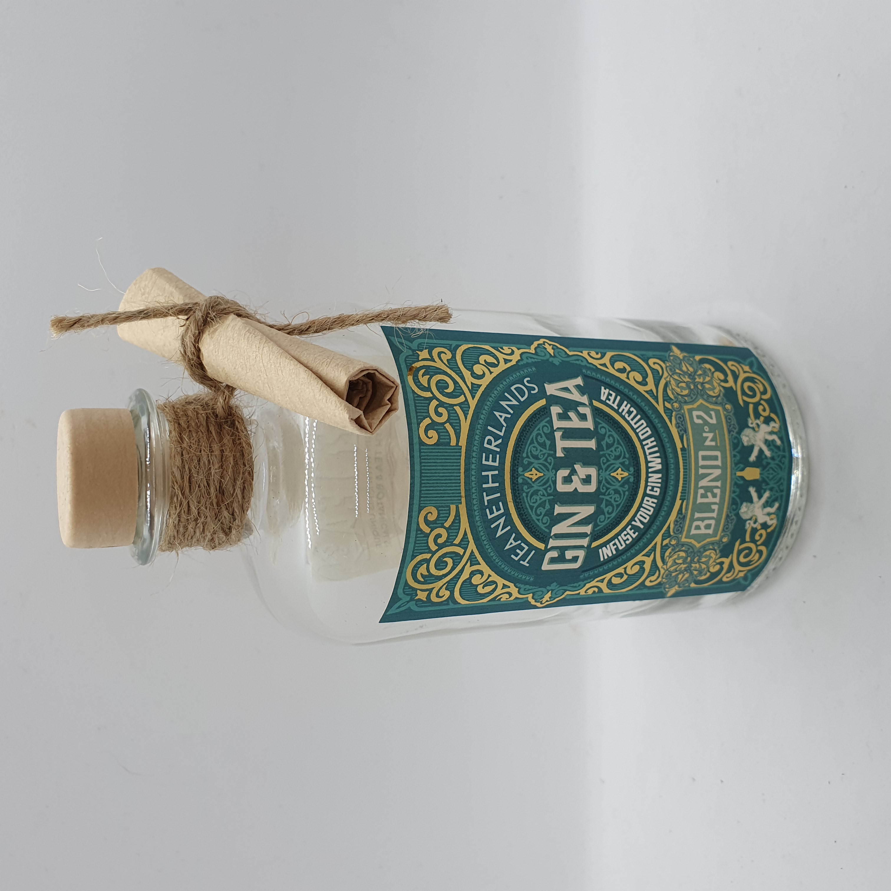 Maak je eigen Herbal of Botancal infused gin!
Easy met deze thee mix in prachtige fles.
Vul de fles met een gewone dry gin en laat de thee een nachtje zijn werk doen.
Et voila! Een prachtige rood gekleurde gin!



Giet door een zeefje in je glas.