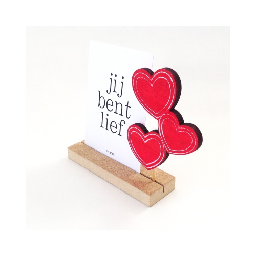 In dit lieve doosje van By Romi zit een mini Memory Shelf, een kaartje en prikker met hartjes. Op de achterzijde van het kaartje kan een lief berichtje geschreven worden.

Afmeting: 8 x 11,5 x 2,5 cm