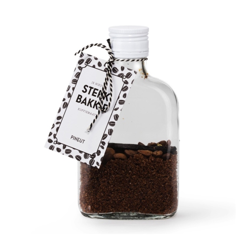 Een klassieke neut die het altijd goed doet, vooral naast je koffie. De Colombiaanse koffiebonen in deze Pineut zijn van Man met Bril Koffie. Ze branden de bonen zelf, vlak voordat ze de fles ingaan.