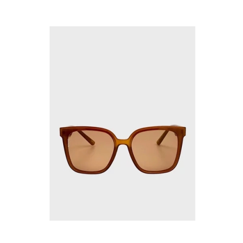 Deze zonnebril is een echte fashion icon, look like a Celeb, feel like a Celeb. Het nieuwe merk Otra is de opvolger van de bekende Quay brillen. 
Goede kwaliteit, stevig monteur. Geleverd met mooie koker.