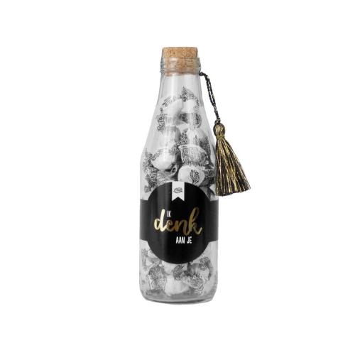 Ik denk aan je.. Een beetje medeleven doet een mens altijd goed! Aan wie denk jij?
Deze fles is gevuld met lekker zwart wit dropballetjes, in een gave fles!