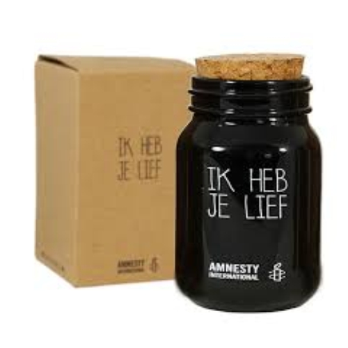n samenwerking met Amnesty International heeft My Flame Lifestyle deze mooie kaarsen ontworpen. Een heerlijke geurkaars gemaakt van biologische sojawas. Deze kaars heeft de geur Warm Cashmere en brandt ca. 24 uur. Afmetingen: 50 x 80 mm.