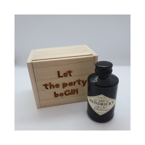 Prachtige houten box met opdruk Let the Party beGIN!!
Inhoud, houtsnippers met klein flesje Gin.