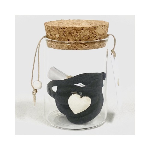 Armband (zwart) van 75 cm voorzien van zilveren hart. De armband kan zelf geknoopt worden en is te gebruiken als armband, enkelband of choker. Potje is voorzien van blanco opgerold kaartje waar de gever een persoonlijke boodschap op kwijt kan.