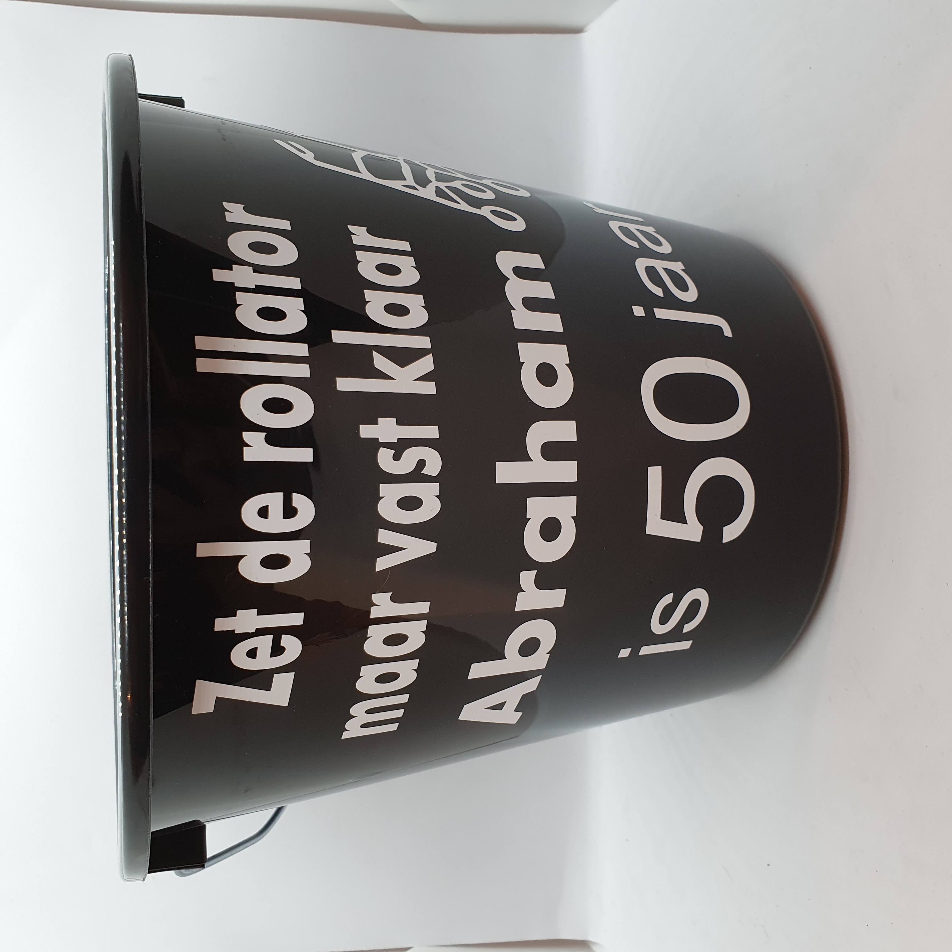 Verpak je cadeautjes leuk in deze geweldige Cadeau Emmer!!
Zoveel combinaties mogelijk. 
Op aanvraag eigen tekst opdruk mogelijk. kleur assorti